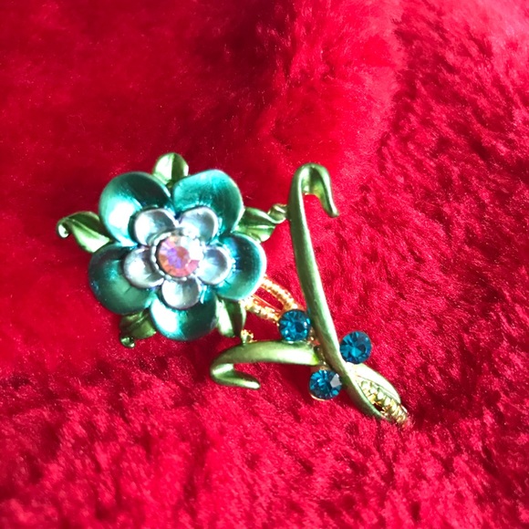 Vintage Crystal and Enamel Flower Brooch Pin - Picture 4 of 11